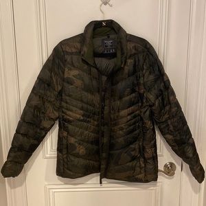 Abercrombie and Fitch Camo Puffer - stores in matching bag. Lightweight. XL